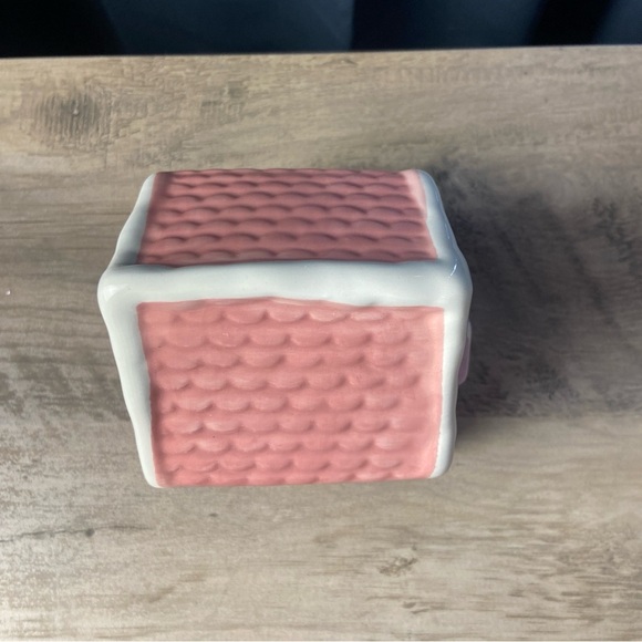 Adorable DW Home Pink Christmas Candle House Ceramic Decor Peppermint Popcorn - Picture 5 of 11